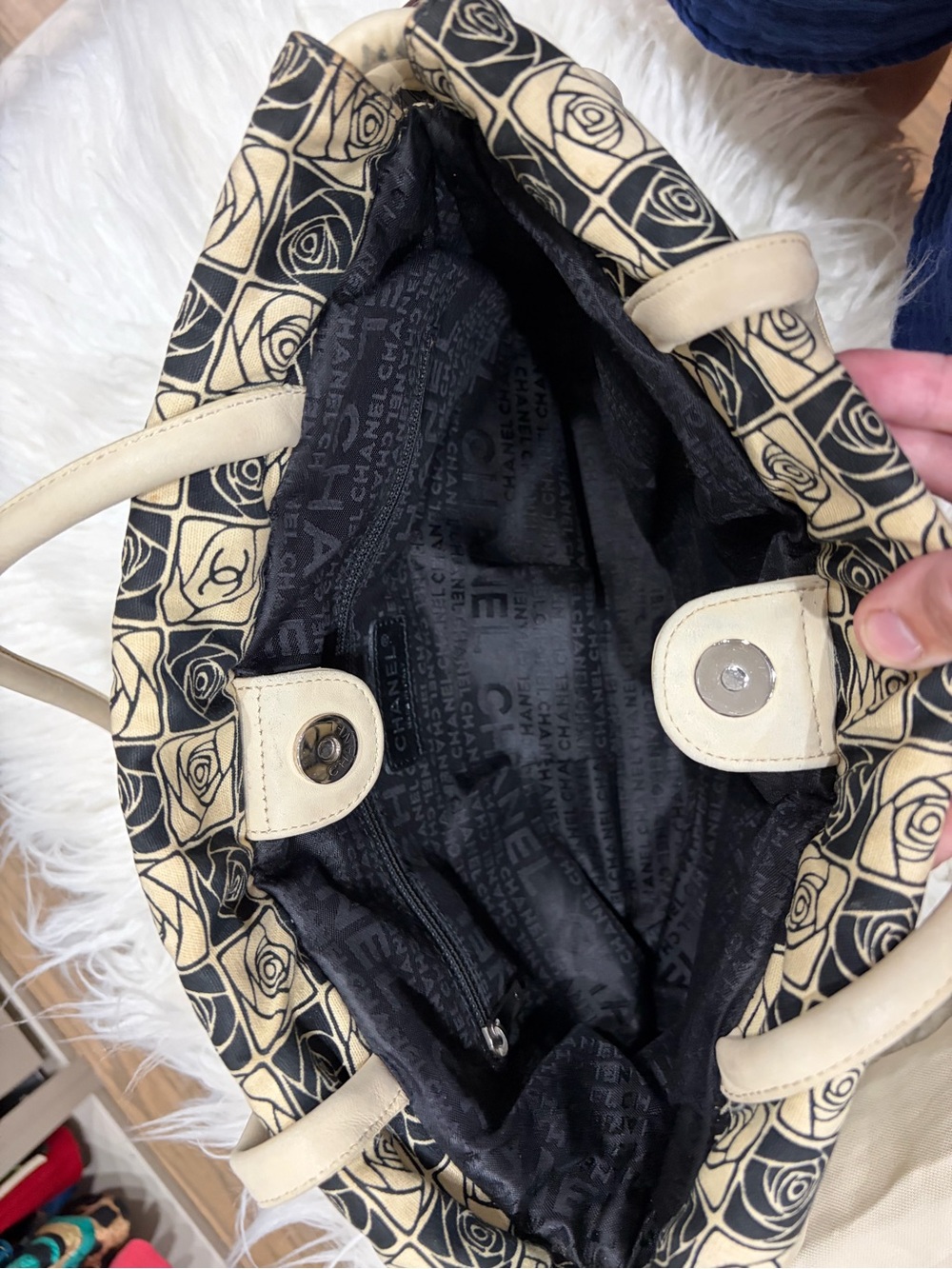 CHANEL Black and Cream Camellia Check Shoulder Bag - Picture 7 of 7